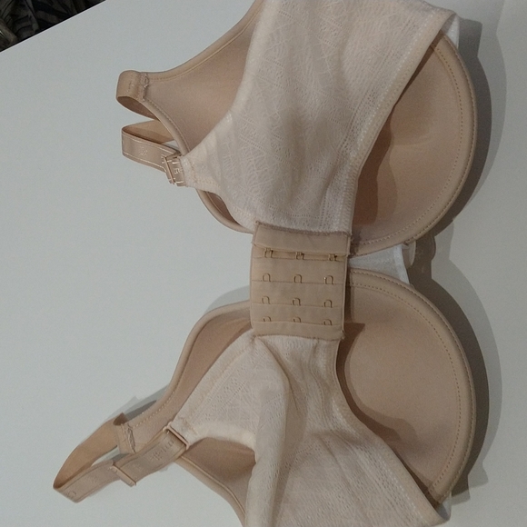 Chantelle C Idéal Back Smoothing Bra - Picture 7 of 11